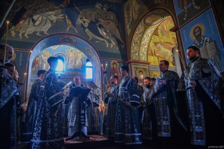 Митрополит Епіфаній очолив читання Страсних Євангелій у Золотоверхому соборі