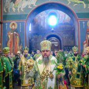 Митрополит Епіфаній привітав дітей захисників на передпасхальному святі в Михайлівському монастирі