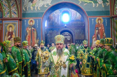 У Золотоверхому соборі освятили вербу: Всенічне бдіння очолив Митрополит Епіфаній