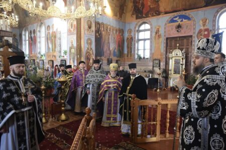 Архієпископ Агапіт очолив Літургію Ранішеосвячених Дарів у Іванкові