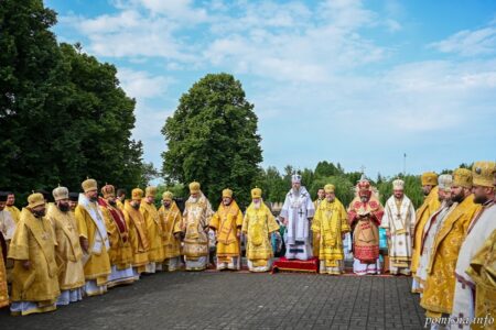 Пам’ять про героїв і молитва за Україну зійшлися в один голос на Козацьких могилах