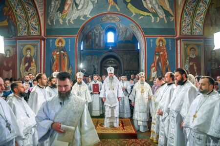 У Золотоверхому соборі молилися за Україну: Предстоятель ПЦУ звершив урочисту літургію