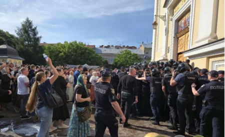 Свято-Духівський собор: боротьба громади за право молитися українською