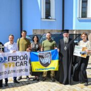 Церква підтримує військо: ПЦУ передала авто бійцям 4-ї бригади