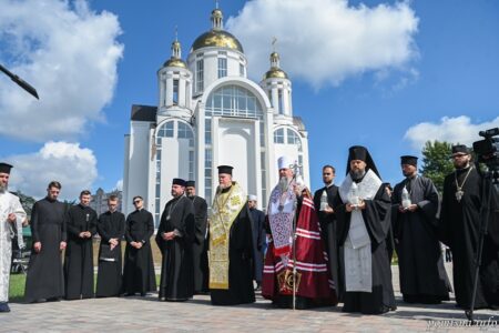 У Бучі вшанували жертв окупації: молитва за невинно вбитих цивільних та воїнів ЗСУ