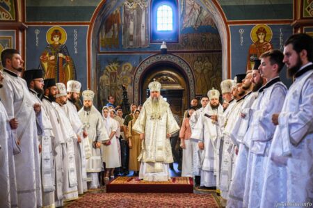Митрополит Епіфаній відслужив Літургію у Золотоверхому соборі та помолився за Україну