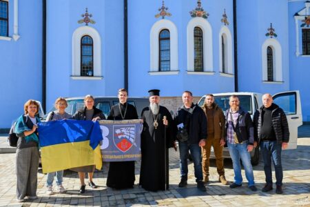 Митрополит Епіфаній передав автомобілі захисникам України та генератор для київської лікарні