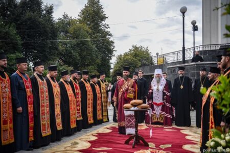 Митрополит Епіфаній помолився у Рівному за воїнів і мирних жителів України