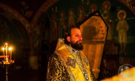 Віряни зібралися на нічну службу у день Сави Освяченого в Лаврі