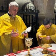 Молитва біля великої святині: Літургія ПЦУ у базиліці святителя Миколая