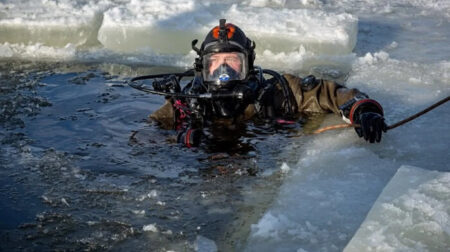 Герої під кригою: історія водолазів, які втримали тепло для Києва