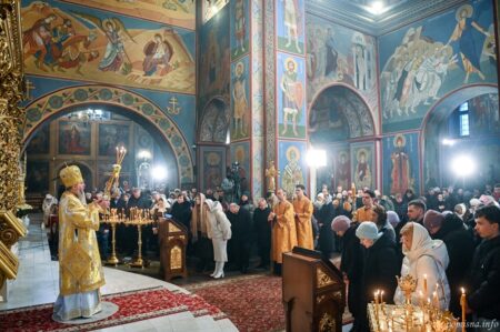 Молитва перед Великим постом: у Золотоверхому соборі звершили літургію за Україну