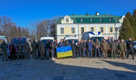 У Києві Предстоятель ПЦУ благословив автомобілі для фронту