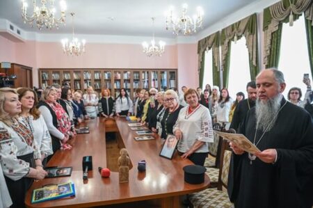 Митрополит Епіфаній зустрівся з матерями та дружинами українських воїнів у Києві