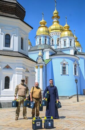 Митрополит Епіфаній передав військовим дефібрилятори для порятунку життя на фронті