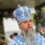 Тарас Пастух подарував Митрополиту Епіфанію репліку скульптури Пінзеля