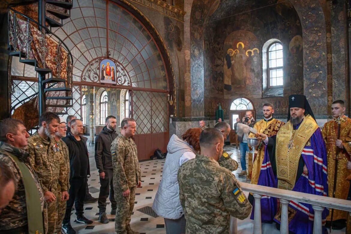 Архієпископ Агапіт кропить святою водою військових у пікселі та капеланів у Трапезному храмі Києво-Печерської Лаври